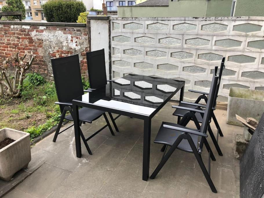 Charmante Gartenwohnung Mit Privatem Grossen Garten ケルン エクステリア 写真