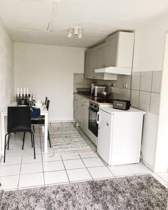 Charmante Gartenwohnung Mit Privatem Grossen Garten ケルン エクステリア 写真
